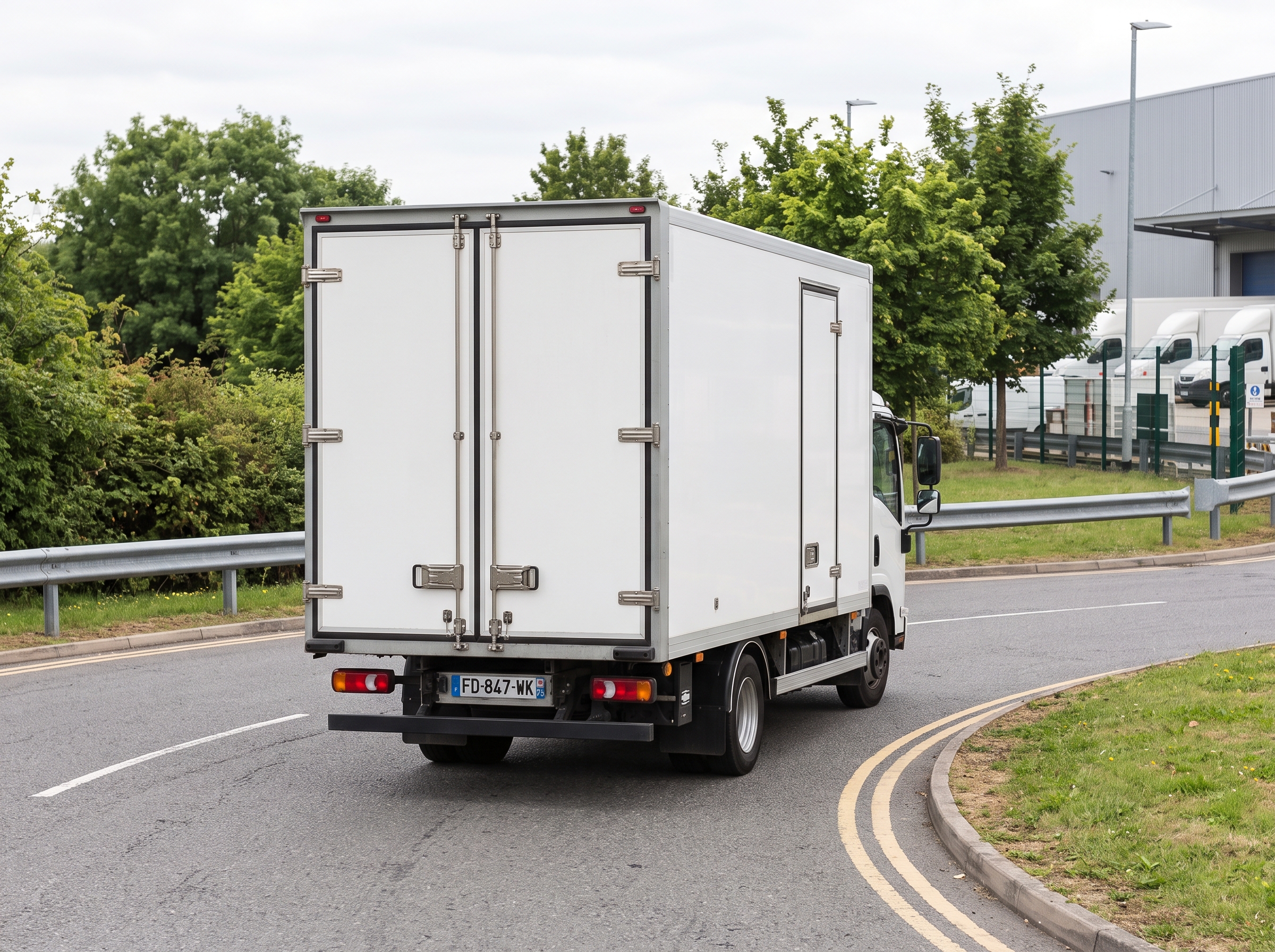 Camion de livraison arrivant au dépôt